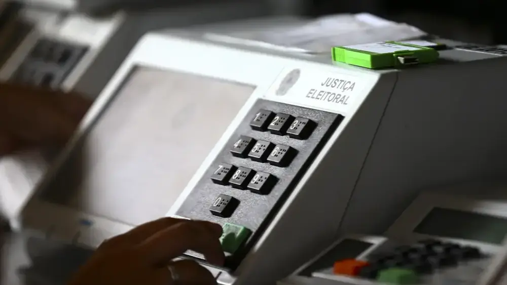 Candidatos ao GDF têm dia de sabatinas e atos de campanha