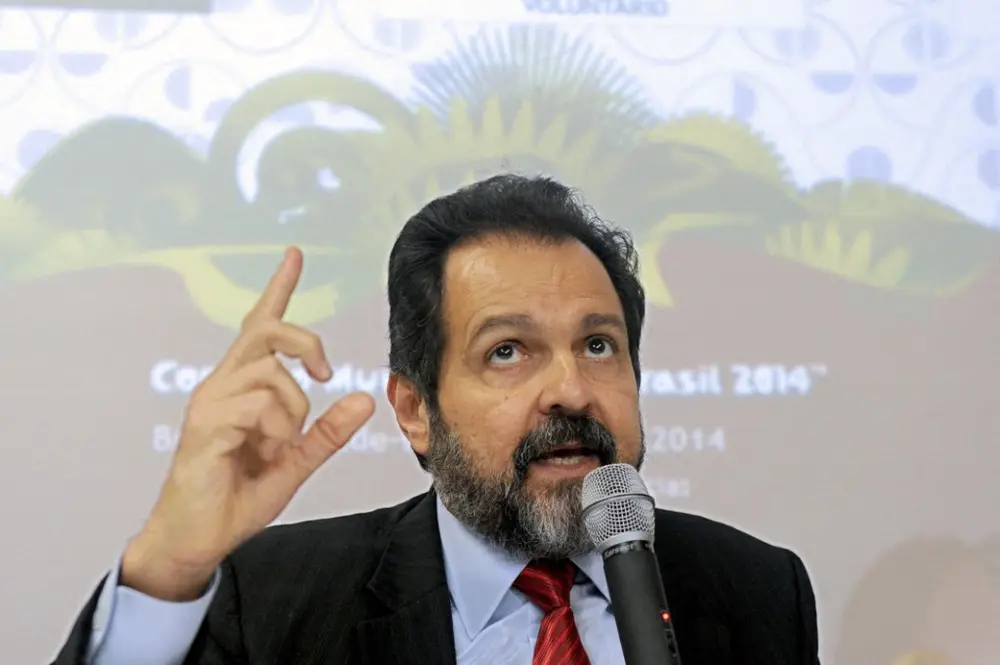 PT fecha chapa proporcional no DF; Agnelo concorre