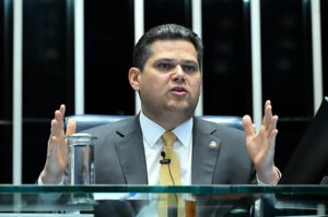 Alcolumbre evita prazo para PEC 6x1; empresários pedem adiamento