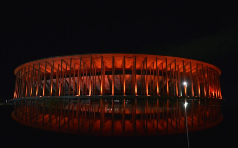 Brasília ilumina monumentos no Maio Laranja