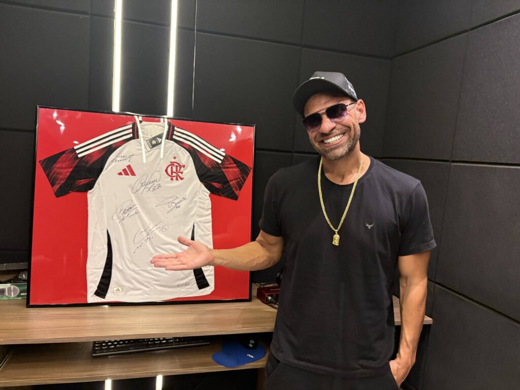Camisa do Flamengo autografada por jogadores é rifada para projeto social
