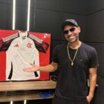 Camisa do Flamengo autografada por jogadores é rifada para projeto social