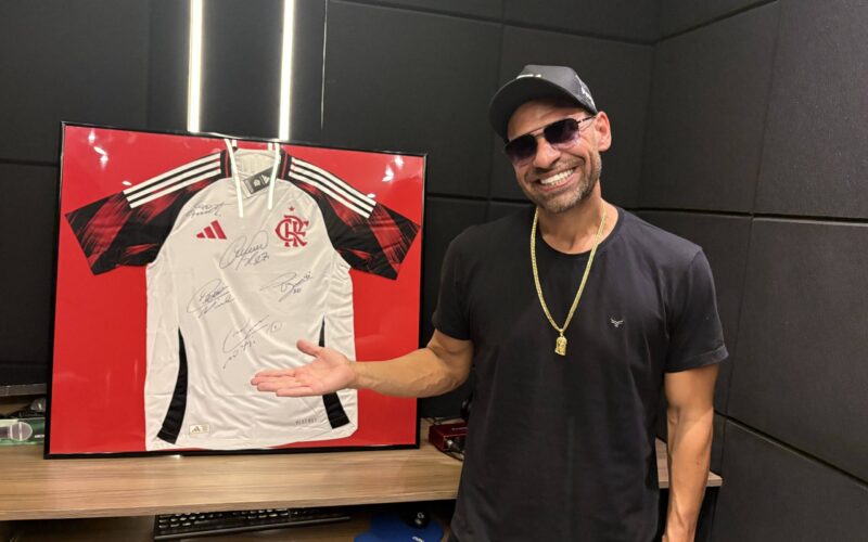 Camisa do Flamengo autografada por jogadores é rifada para projeto social