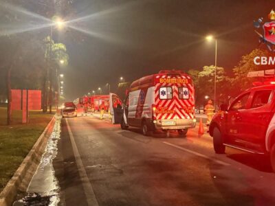Fiat Punto pega fogo e interdita Eixão Sul