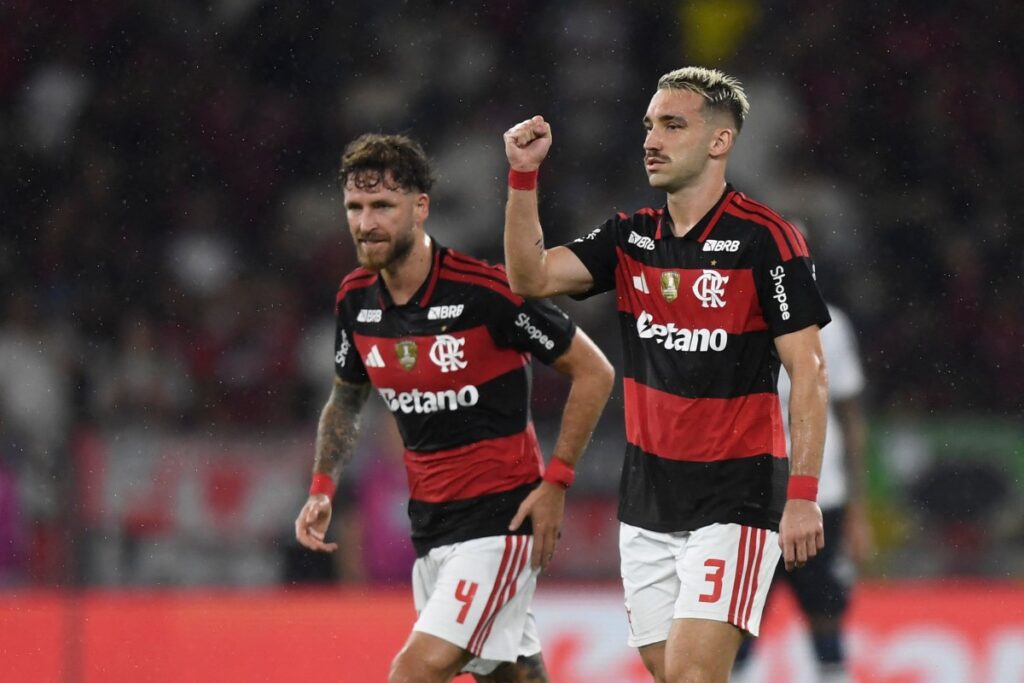 Flamengo empata com Athletico e segue quatro pontos atrás do Palmeiras