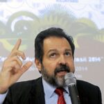 PT fecha chapa proporcional no DF; Agnelo concorre