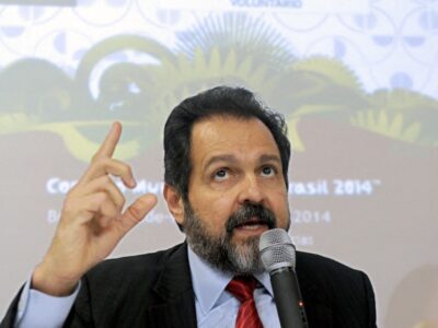 PT fecha chapa proporcional no DF; Agnelo concorre