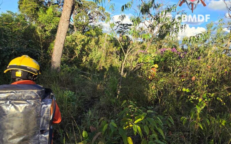 Bombeiros resgatam homem com dores em área rural de Brazlândia