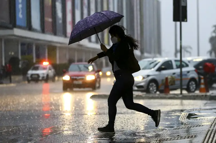 Contraste climático: temporais no Norte e Nordeste, tempo seco no Centro-Oeste