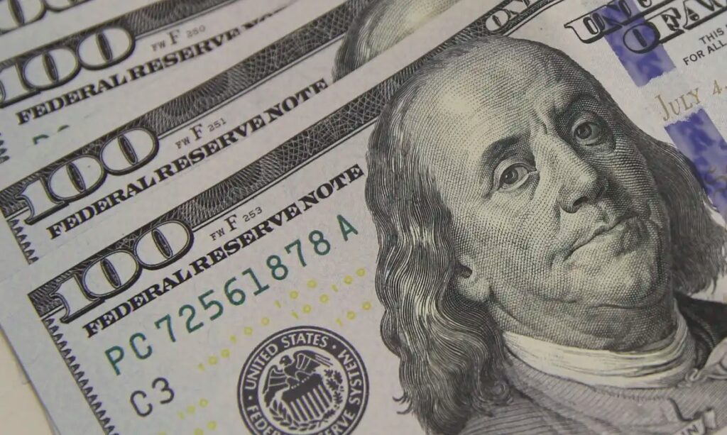 Dólar cai com alta do petróleo, apesar de risco geopolítico