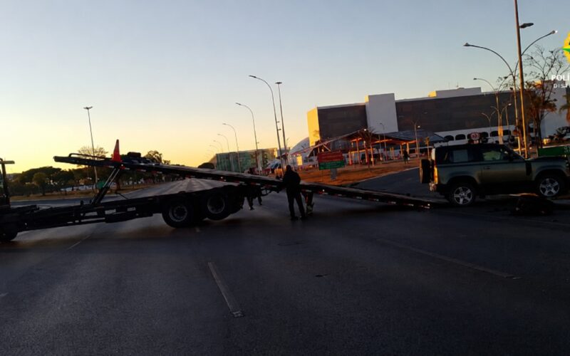 Embriagada bate Land Rover e derruba poste no centro de Brasília