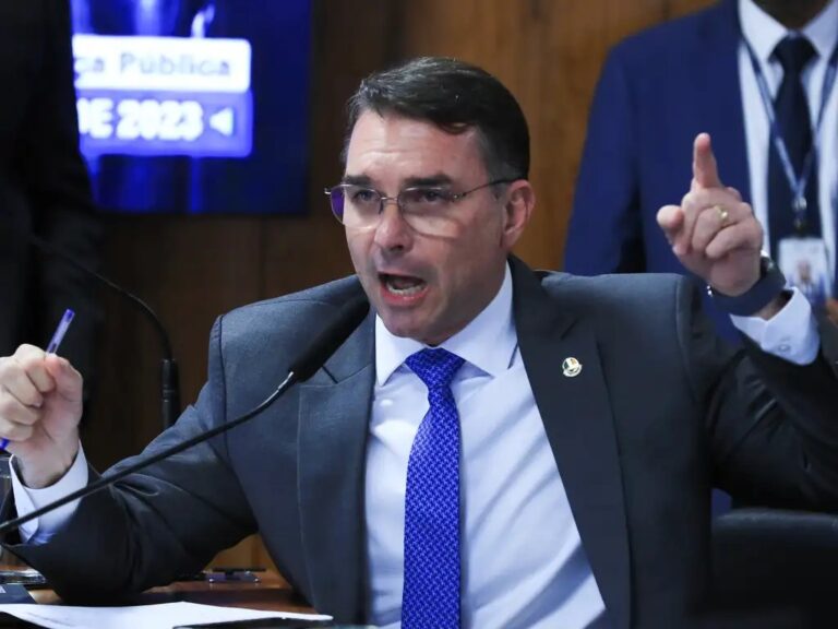 Flávio Bolsonaro vê perseguição em ação policial contra produtora de filme