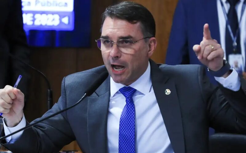 Flávio Bolsonaro vê perseguição em ação policial contra produtora de filme