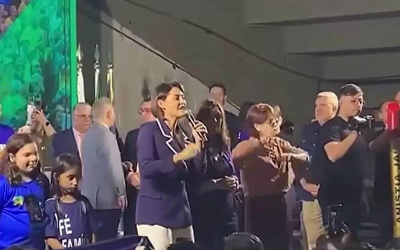 Michelle defende Bia Kicis, mas ignora sua própria candidatura