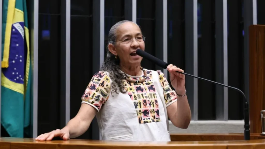 Heloísa Helena deixa Câmara com discurso e 70 projetos