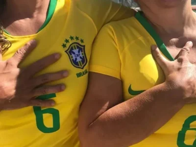 Família com seis dedos em Brasília vira símbolo do hexa na Copa