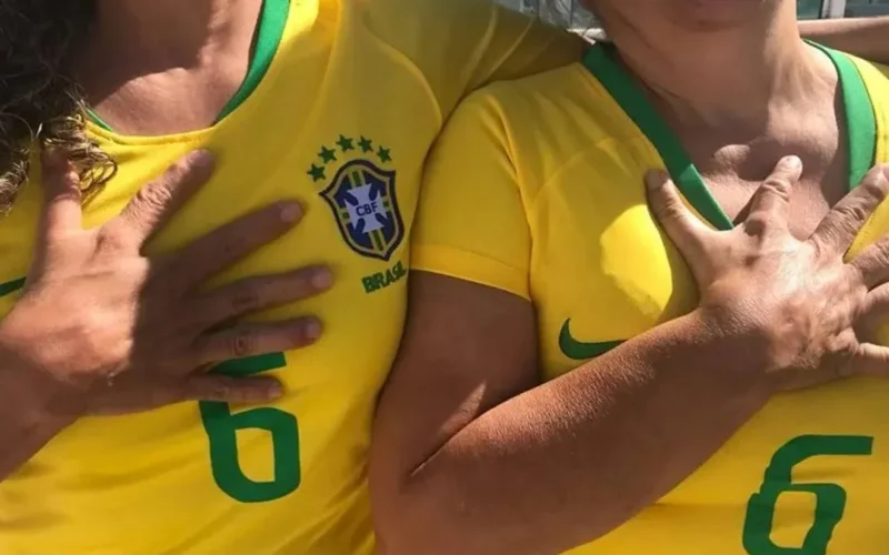 Família com seis dedos em Brasília vira símbolo do hexa na Copa