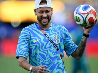 Neymar é celebrado em primeiro treino com a Seleção na Copa