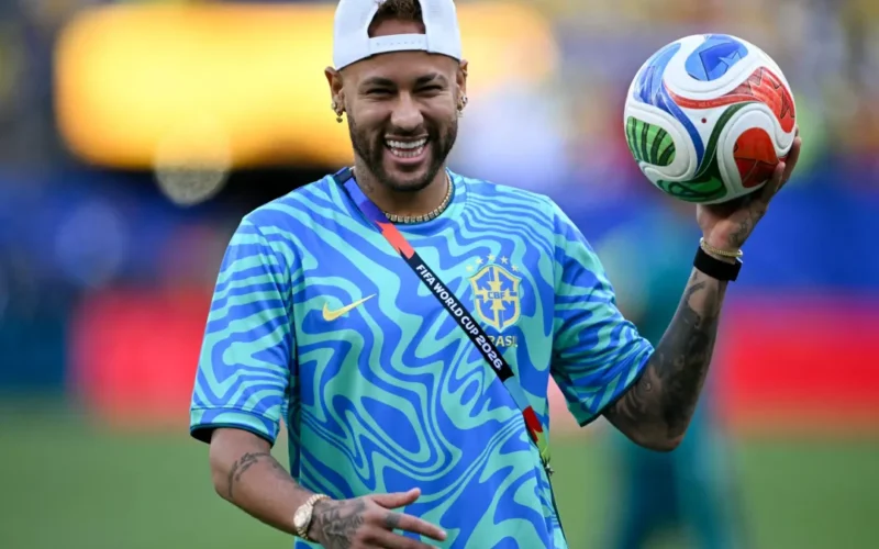 Neymar é celebrado em primeiro treino com a Seleção na Copa