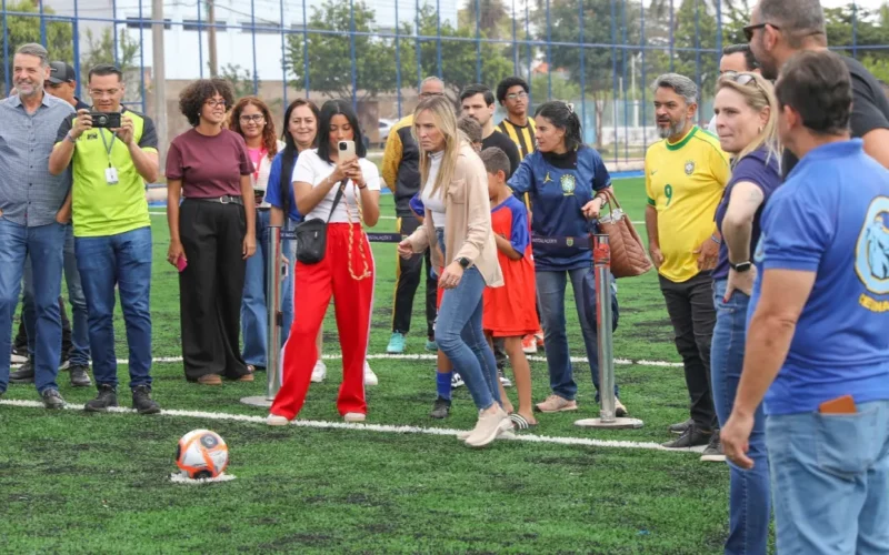 Celina Leão inaugura campos sintéticos reformados em Taguatinga e Samambaia