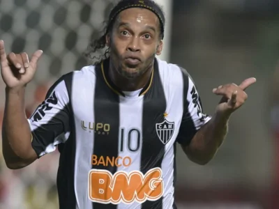 Ronaldinho, 46, anuncia volta ao futebol na 3ª divisão italiana