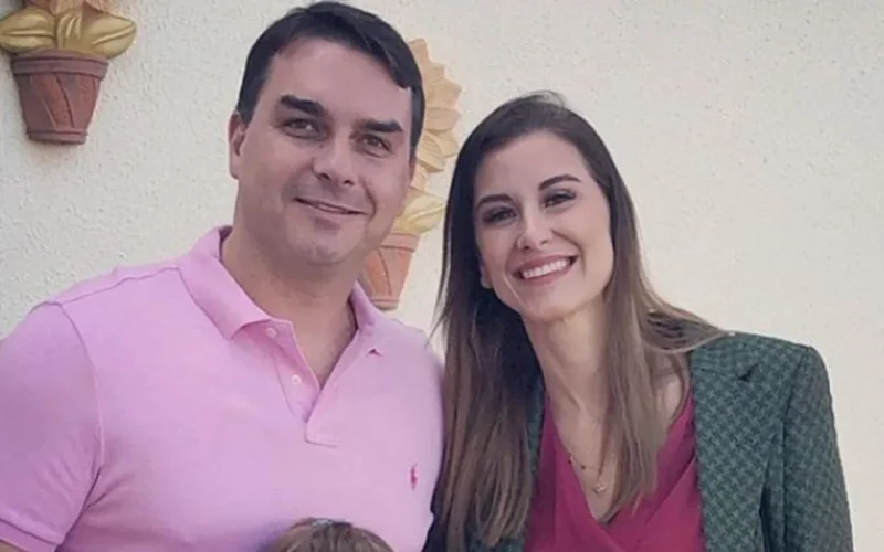 Esposa de Flávio Bolsonaro defende senador após crítica de Michelle