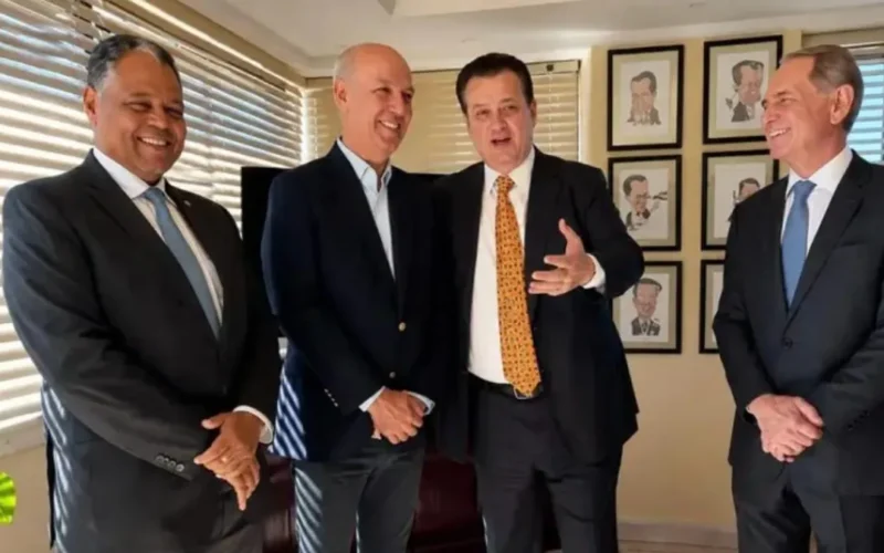 Kassab anuncia apoio a Arruda e confirma vice de Caiado