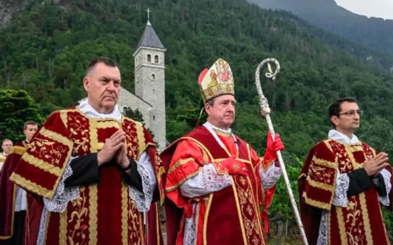 Vaticano excomunga padres e fiéis de grupo ultratradicionalista