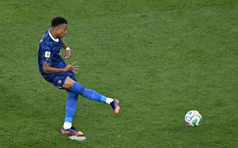 França vence Paraguai com gol de Mbappé e vai às quartas