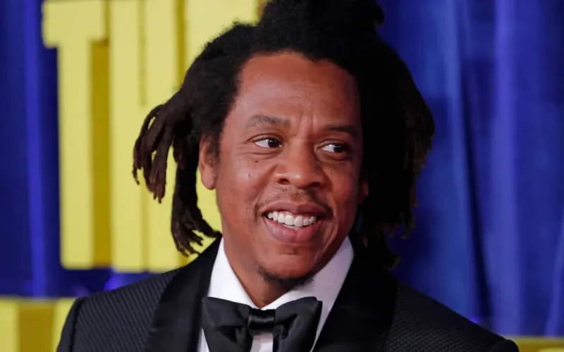Rihanna volta ao palco com Jay-Z e brinca: ‘Estou enferrujada’