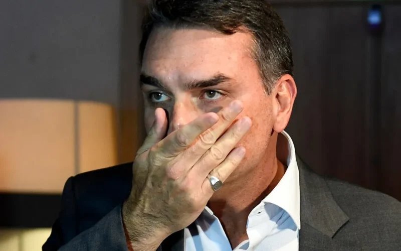 Flávio recorre ao STF contra proibição de visitas ao pai