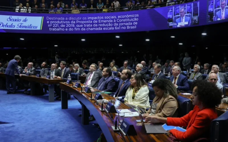 Senado aprova pena maior para crimes contra médicos e professores