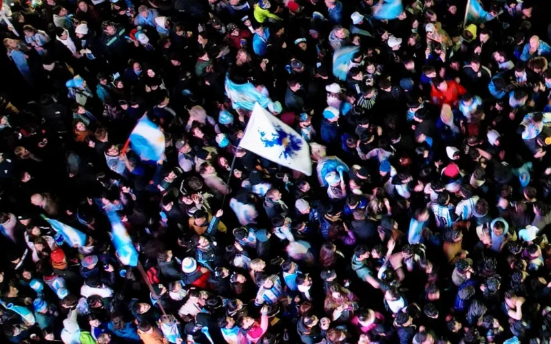 Argentinos lotam ruas após vitória histórica sobre Inglaterra