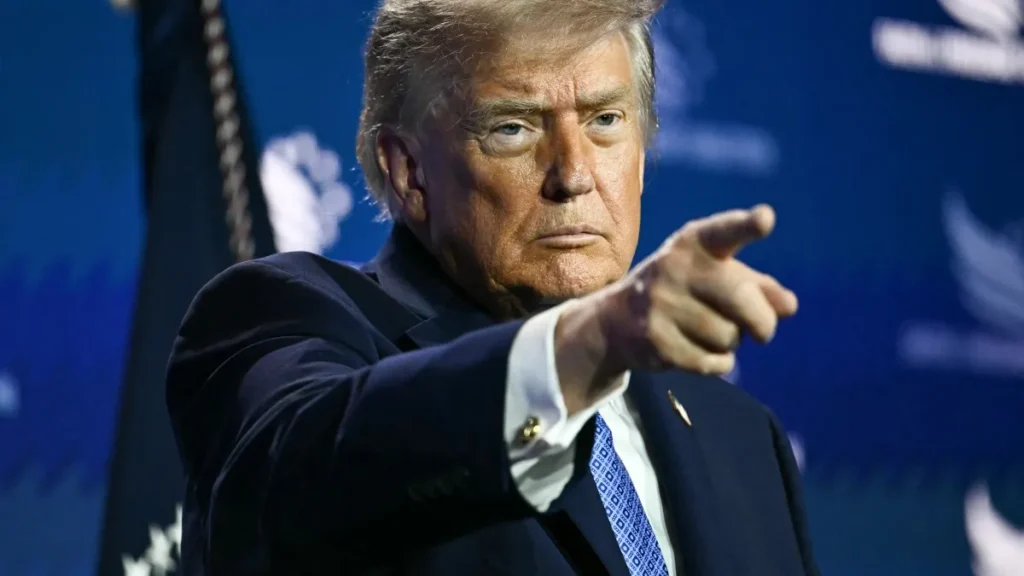 Trump pede cassação de licenças de TV que boicotaram seu discurso