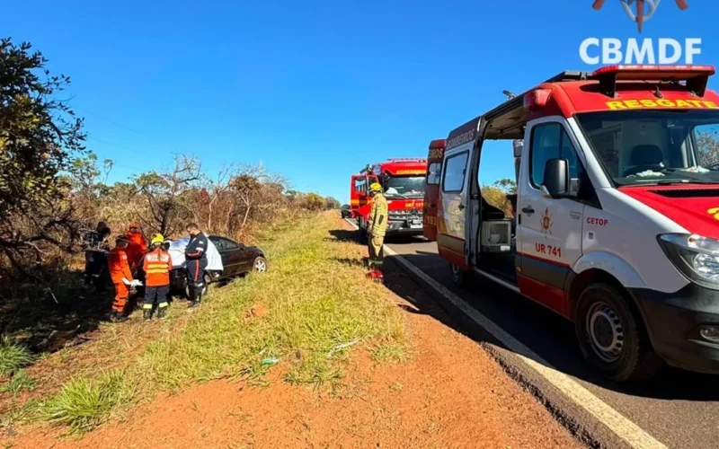 Mulher morre após carro bater em árvore na DF-190