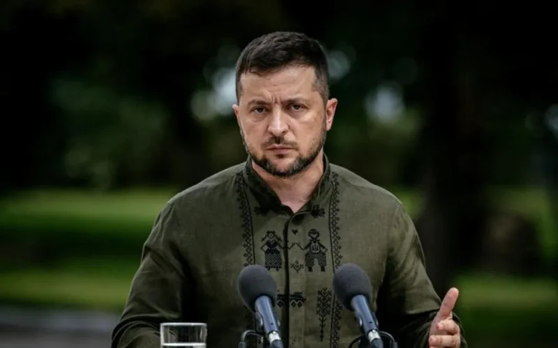 Zelensky enfrenta crise política com protestos na Ucrânia