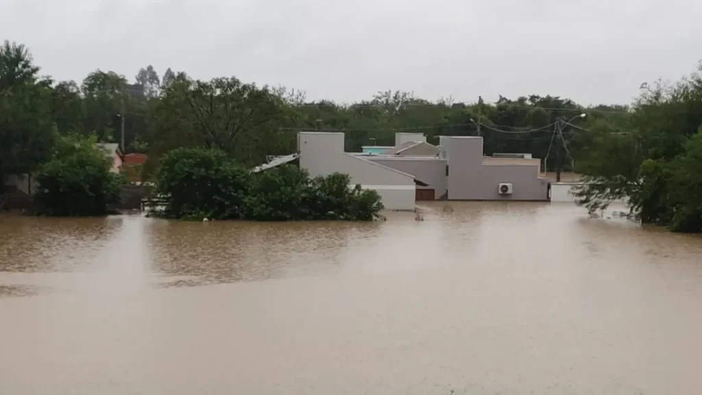 Chuva no RS: 1.200 desabrigados e danos em 194 cidades
