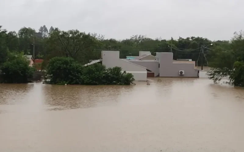 Chuva no RS: 1.200 desabrigados e danos em 194 cidades