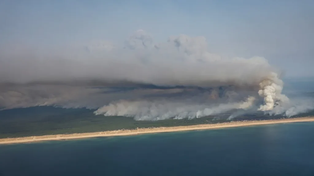 Incêndio em Cap Ferret força evacuação de milhares na França
