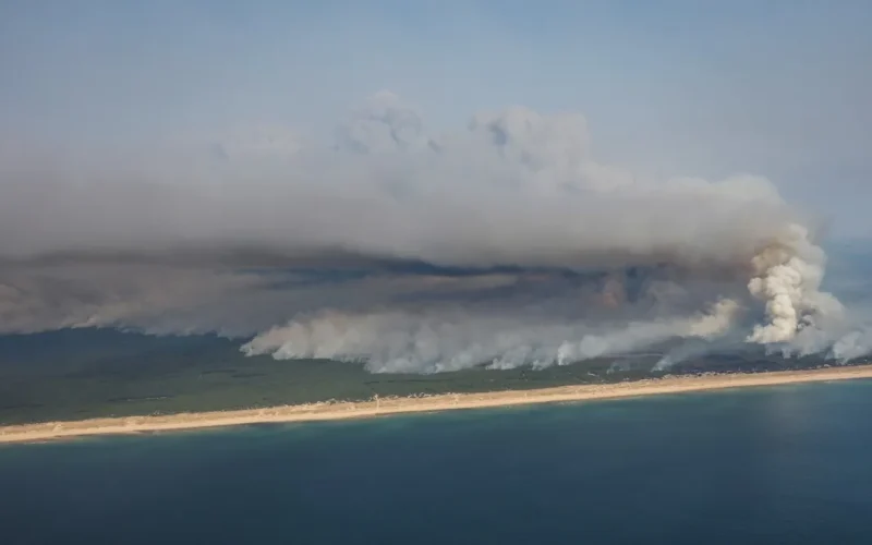 Incêndio em Cap Ferret força evacuação de milhares na França