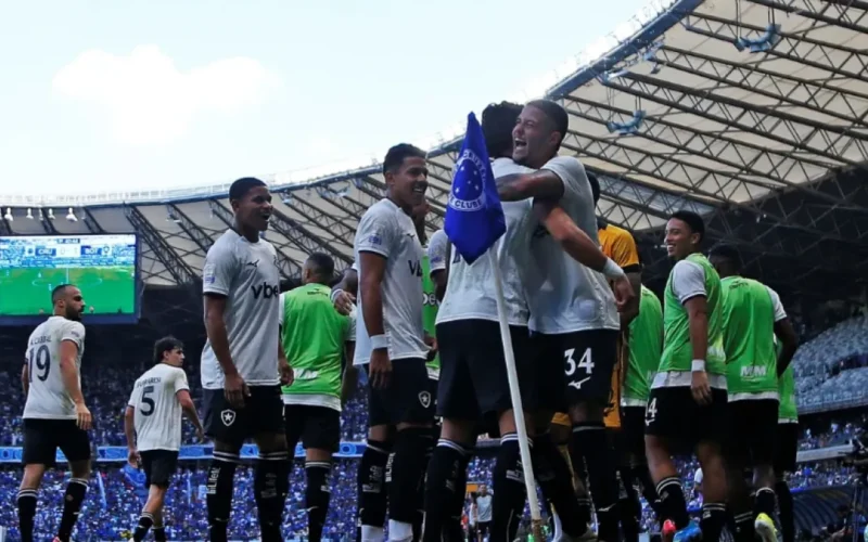 Botafogo vence Cruzeiro no Mineirão e assume 7º lugar