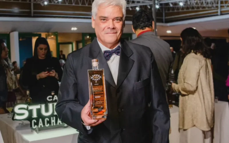 Cachaça brasileira ganha edição especial para Bicentenário diplomático