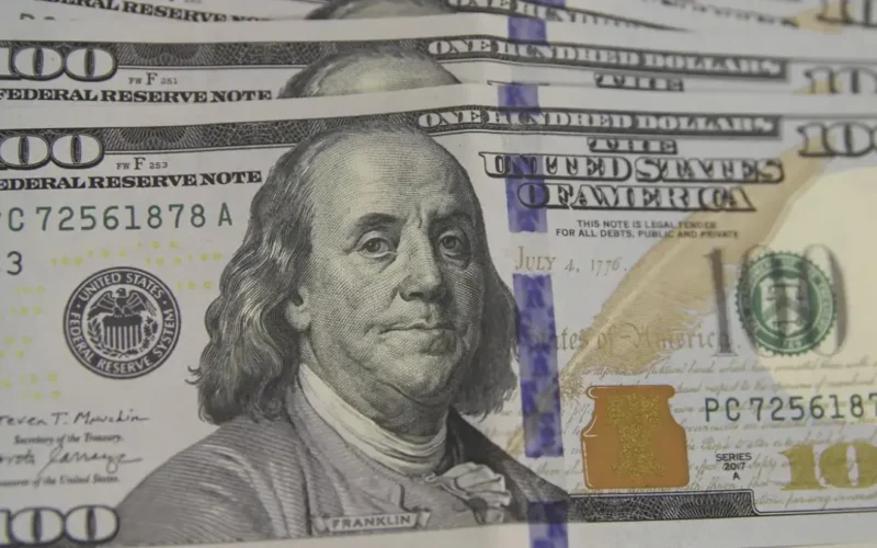 Dólar abre estável com IPCA-15 abaixo do esperado e Fed no radar