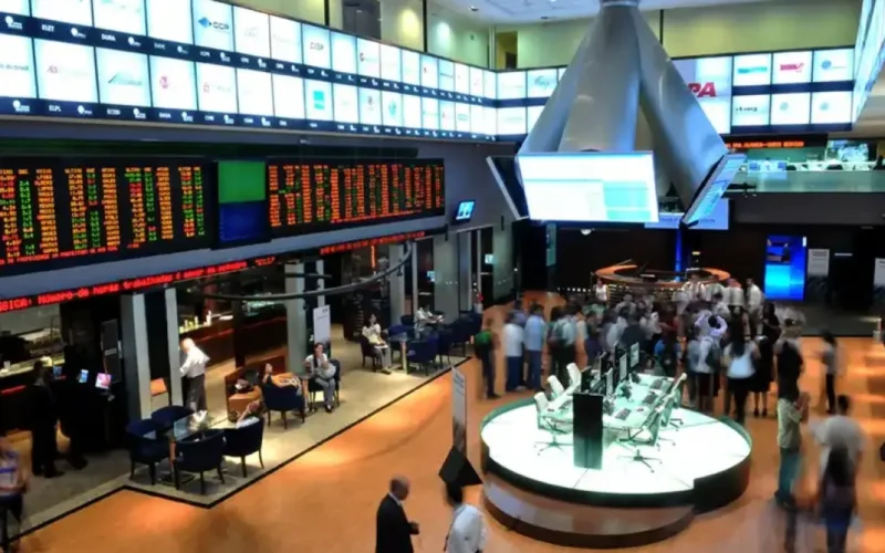 Bolsa abre com atraso e dólar sobe com Fed no radar