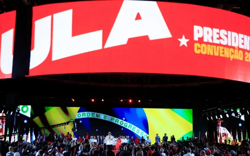 Vermelho, onça e estilo: militância inova em convenção de Lula
