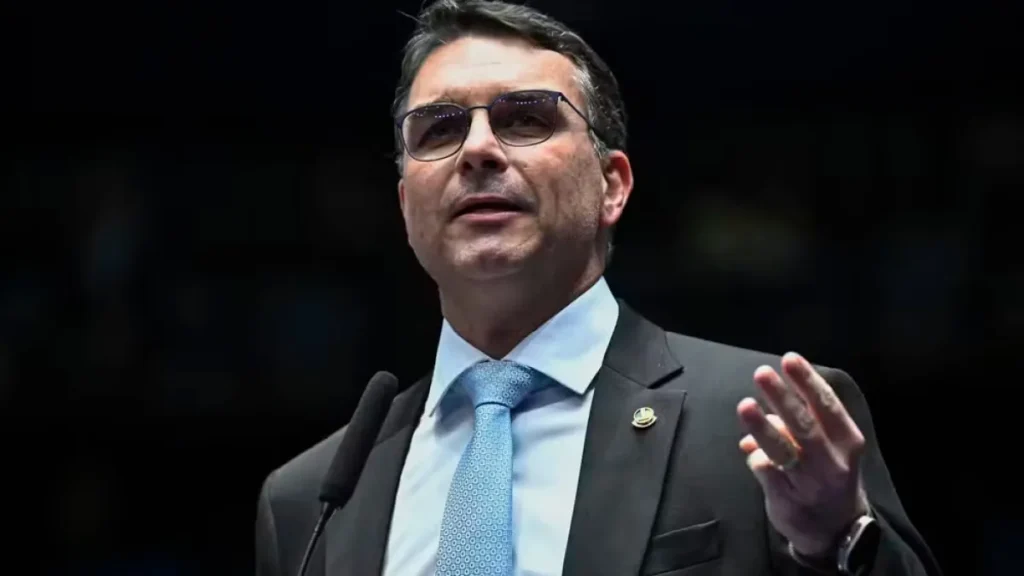 Flávio Bolsonaro nega deixar corrida e fala em 'guerra psicológica