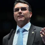 Flávio Bolsonaro nega deixar corrida e fala em 'guerra psicológica