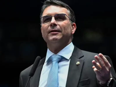 Flávio Bolsonaro nega deixar corrida e fala em 'guerra psicológica