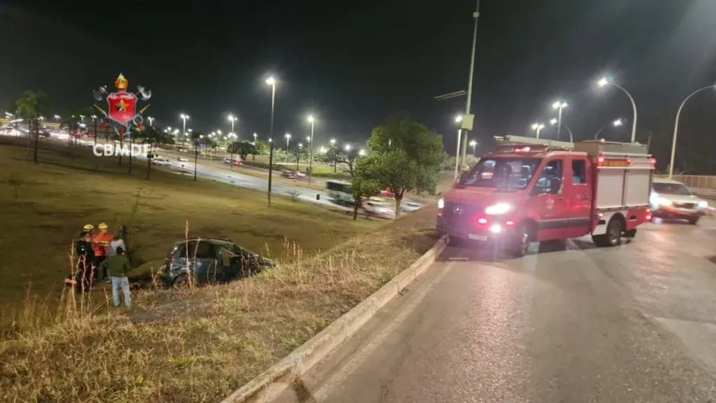 Capotamento na EPIA Sul deixa motorista ferido