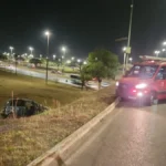 Capotamento na EPIA Sul deixa motorista ferido